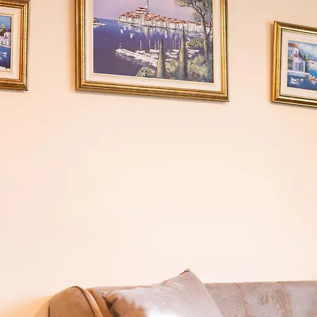 Majda Elegant With Prime Location And Parking Apartman