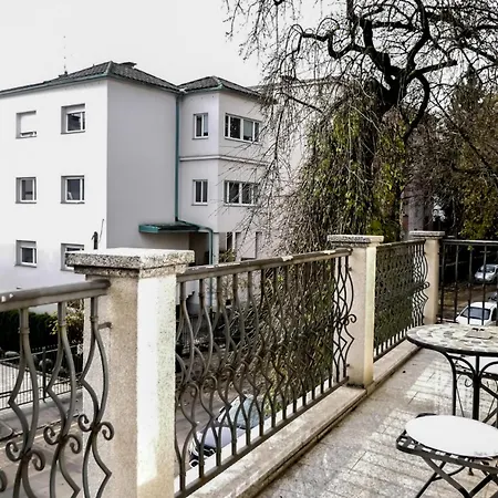 Majda Elegant With Prime Location And Parking *